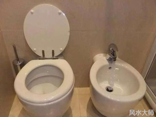 梦见公共厕所很脏