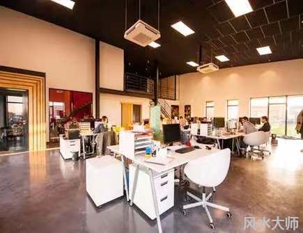 办公桌左边摆什么好