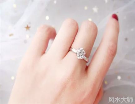 单身女戴什么招桃花