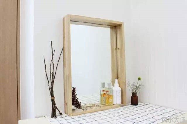 招小三是否镜子摆错了