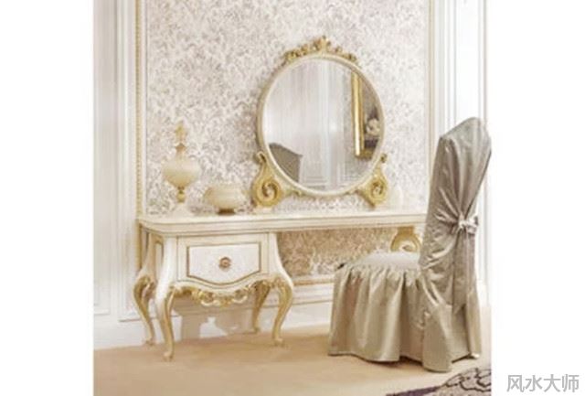 招小三是否镜子摆错了