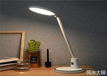 台灯什么颜色有利于健康