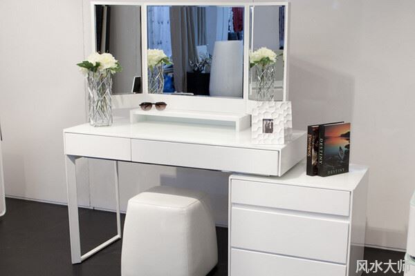 梳妆台跟床如何摆