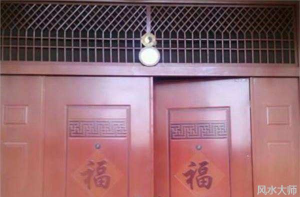 大门后面挂镜子好不好