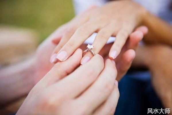 怎样戴戒指会招财