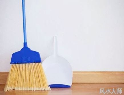 为什么门后不能放扫帚
