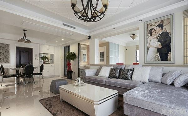 沙发后面挂结婚照片风水好吗