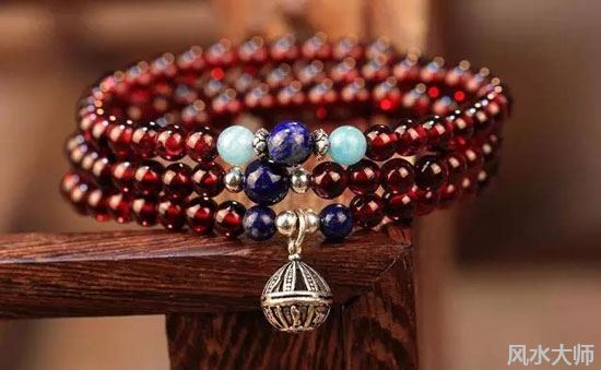 女人佩戴石榴石的寓意