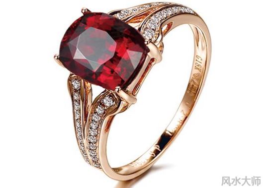 石榴石戒指寓意是什么