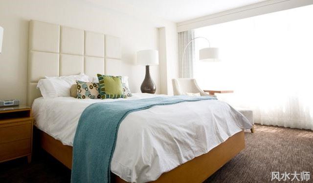 床头风水三不挂