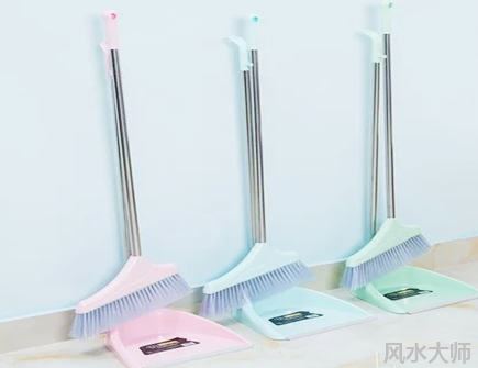 扫帚放厨房门后好吗