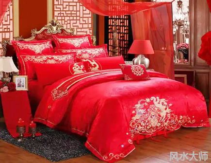 婚床上放什么东西吉利