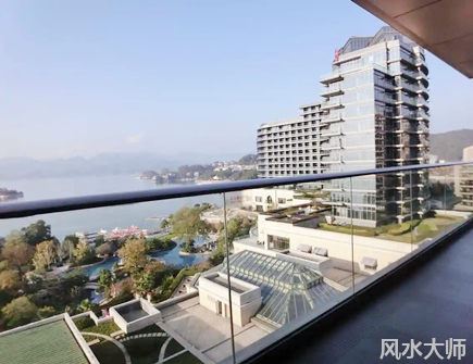 长期住湖边对人的影响