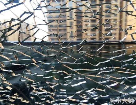 家里的玻璃裂了预示什么