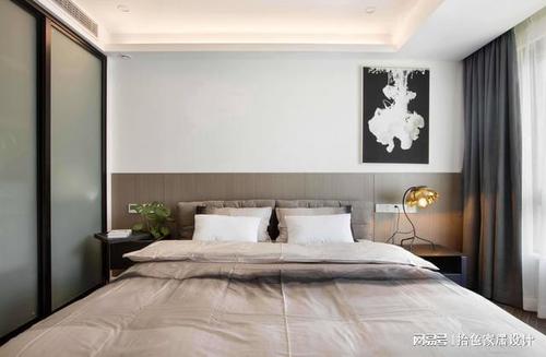 床头和卫生间一墙之隔