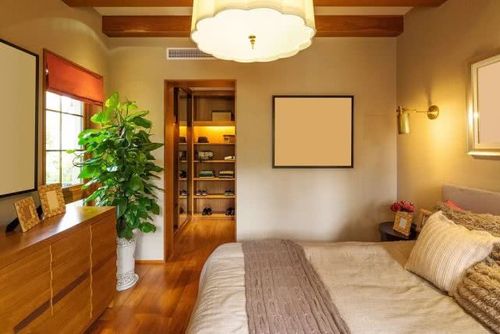 一进门就看见床尾