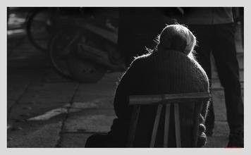 梦见去世的母亲还活着在家中