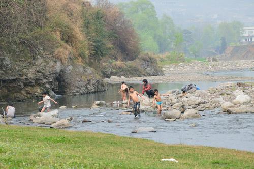 梦见有人被河水冲走