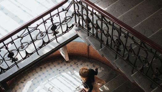 梦见有人从高楼掉下来