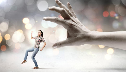 梦见后面有人追赶