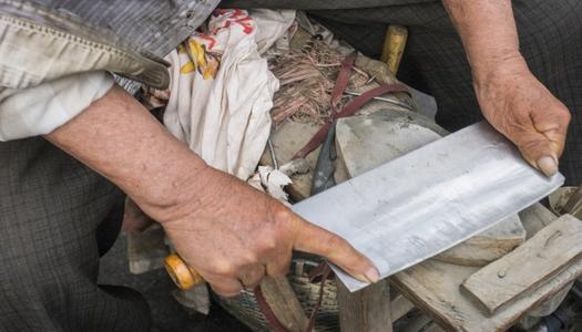 梦见有人拿刀对着我