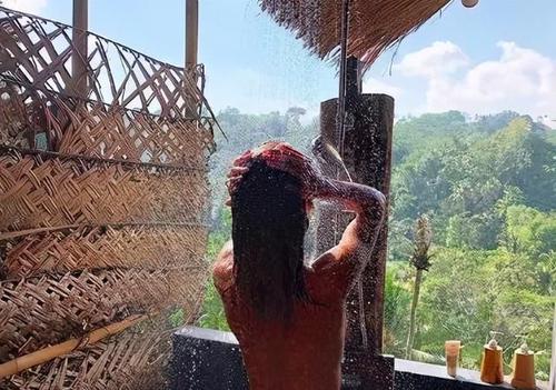 梦见在外面洗澡有人看