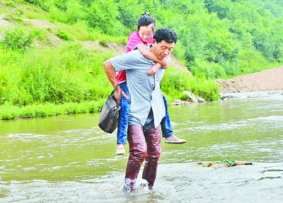 梦见有人背自己过河