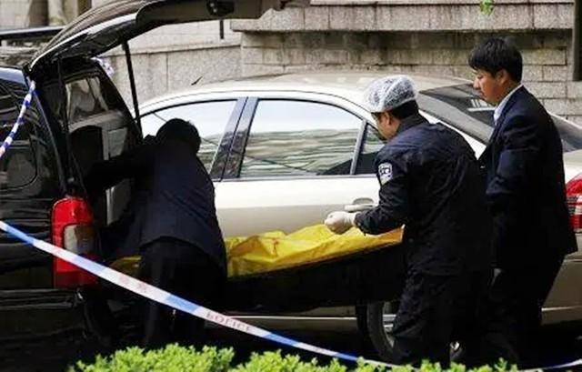 梦见有人抱着骨灰盒