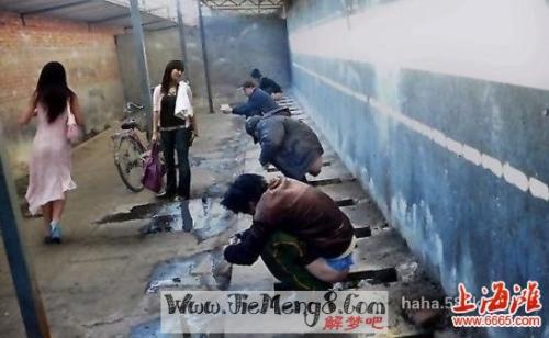 梦见拉大便旁边有人