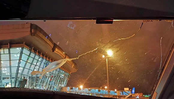 国内客机风挡现裂纹 7分钟降4300米